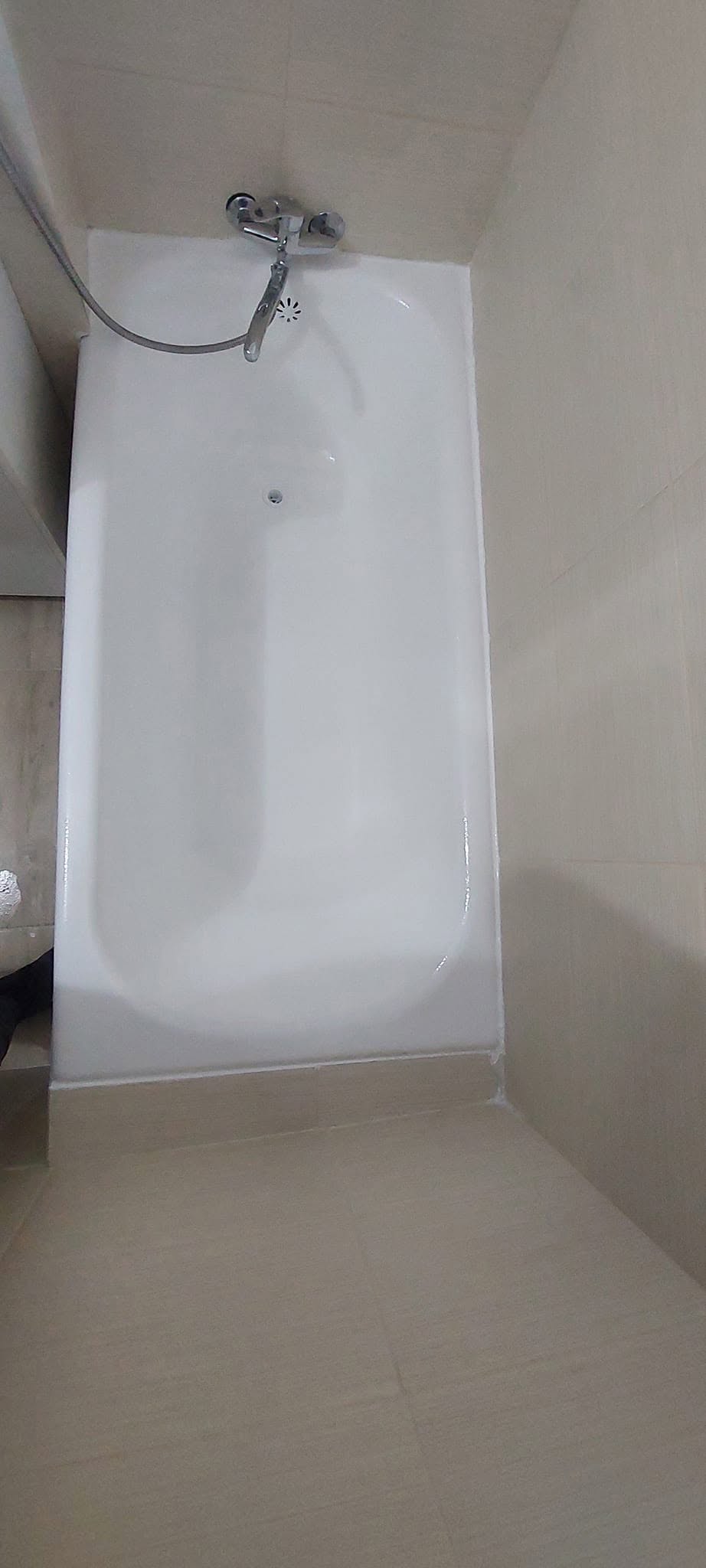 Cadă recondiționată - suprafață albă și lucioasă